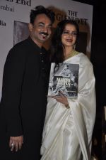 Rekha Unveils Wendell Rodricks book in Taj Land_s End, Mumbai on 3rd Feb 2012 (29).JPG