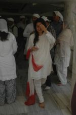 Juhi Chawla at Raj Knawar_s chautha in Santacruz on 7th Feb 2012 (59).JPG