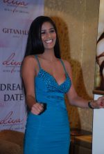 Poonam Pandey Dream Date Facebook contest by Dia diamonds in Atria Mall on 7th Feb 2012 (26).JPG