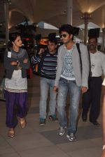 Ritesh Deshmukh, Genelia D Souza snapped at airport, Mumbai on 8th Feb 2012 (2).JPG