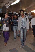 Ritesh Deshmukh, Genelia D Souza snapped at airport, Mumbai on 8th Feb 2012 (3).JPG