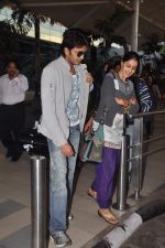 Ritesh Deshmukh, Genelia D Souza snapped at airport, Mumbai on 8th Feb 2012 (5).JPG
