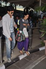 Ritesh Deshmukh, Genelia D Souza snapped at airport, Mumbai on 8th Feb 2012 (6).JPG