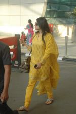 Shamita Shetty snapped in Mumbai Airport on 11th Feb 2012 (6).JPG