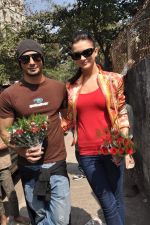 Prateik Babbar and Amy Jackson celebrate Valentines day with students of MMK college on 14th Feb 2012 (13).JPG