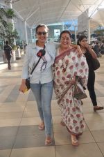 Sonakshi Sinha, Poonam Sinha snapped at airport on 27th Feb 2012 (22).JPG