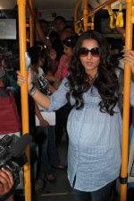 Vidya Balan takes bus ride to promote Kahani in Parel, Mumbai on 27th Feb 2012 (11).JPG