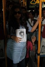 Vidya Balan takes bus ride to promote Kahani in Parel, Mumbai on 27th Feb 2012 (12).JPG