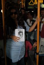 Vidya Balan takes bus ride to promote Kahani in Parel, Mumbai on 27th Feb 2012 (13).JPG