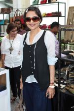 Madhoo Shah at Sahchari foundation exhibition in Four Seasons on 1st March 2012 (87).JPG