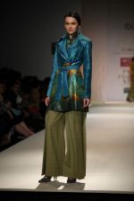 Model walks the ramp for Anand Kabra at Wills Lifestyle India Fashion Week Autumn Winter 2012 Day 1 on 15th Feb 2012 (24).JPG