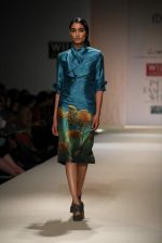 Model walks the ramp for Anand Kabra at Wills Lifestyle India Fashion Week Autumn Winter 2012 Day 1 on 15th Feb 2012 (26).JPG