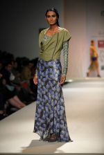 Model walks the ramp for Anand Kabra at Wills Lifestyle India Fashion Week Autumn Winter 2012 Day 1 on 15th Feb 2012 (35).JPG