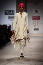 Model walks the ramp for Anju Modi at Wills Lifestyle India Fashion Week Autumn Winter 2012 Day 1 on 15th Feb 2012 (10).JPG