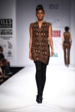 Model walks the ramp for Mynah_s Reynu Tandon at Wills Lifestyle India Fashion Week Autumn Winter 2012 Day 5 on 19th Feb 2012 (15).JPG
