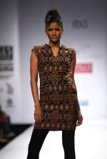Model walks the ramp for Mynah_s Reynu Tandon at Wills Lifestyle India Fashion Week Autumn Winter 2012 Day 5 on 19th Feb 2012 (16).JPG