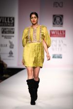 Model walks the ramp for Raj Shroff, Rehane at Wills Lifestyle India Fashion Week Autumn Winter 2012 Day 5 on 19th Feb 2012 (70).JPG