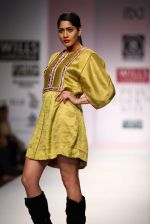 Model walks the ramp for Raj Shroff, Rehane at Wills Lifestyle India Fashion Week Autumn Winter 2012 Day 5 on 19th Feb 2012 (72).JPG