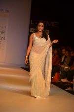 Shahana Goswami walk the ramp for Debarun Show at lakme fashion week 2012 Day 3 in Grand Hyatt, Mumbai on 4th March 2012 (8).JPG