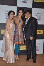 Sonakshi Sinha at Day 4 of lakme fashion week 2012 in Grand Hyatt, Mumbai on 5th March 2012 (256).JPG