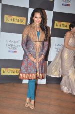 Sonakshi Sinha at Day 4 of lakme fashion week 2012 in Grand Hyatt, Mumbai on 5th March 2012 (276).JPG