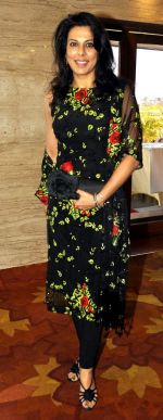pooja bedi at Hiramanek Awards in Mumbai on 6th March 2012 .jpg