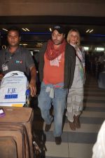Vikram Chatwal arrives in India with gf in Mumbai Airport on 17th March 2012 (2).JPG