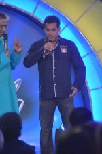 Salman Khan at IBN 7 Super Idols in Taj Land_s End on 20th March 2012 (100).JPG