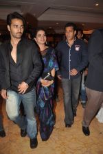 Salman Khan at IBN 7 Super Idols in Taj Land_s End on 20th March 2012 (114).JPG