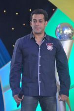 Salman Khan at IBN 7 Super Idols in Taj Land_s End on 20th March 2012 (90).JPG