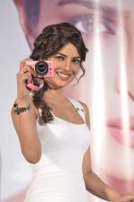 Priyanka Chopra launches Nikon 1 cameras in Mumbai on 21st March 2012 (32).JPG