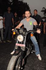 Saif Ali Khan takes a bike ride to promote agent vinod in Mumbai on 21st March 2012 (12).JPG
