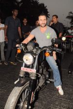 Saif Ali Khan takes a bike ride to promote agent vinod in Mumbai on 21st March 2012 (13).JPG