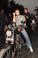Saif Ali Khan takes a bike ride to promote agent vinod in Mumbai on 21st March 2012 (15).JPG
