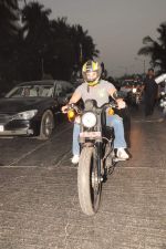 Saif Ali Khan takes a bike ride to promote agent vinod in Mumbai on 21st March 2012 (2).JPG