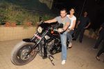 Saif Ali Khan takes a bike ride to promote agent vinod in Mumbai on 21st March 2012 (22).JPG