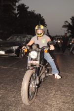 Saif Ali Khan takes a bike ride to promote agent vinod in Mumbai on 21st March 2012 (3).JPG
