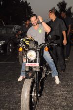 Saif Ali Khan takes a bike ride to promote agent vinod in Mumbai on 21st March 2012 (6).JPG