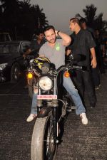 Saif Ali Khan takes a bike ride to promote agent vinod in Mumbai on 21st March 2012 (7).JPG