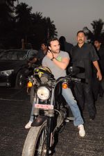 Saif Ali Khan takes a bike ride to promote agent vinod in Mumbai on 21st March 2012 (8).JPG