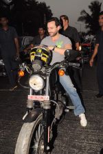 Saif Ali Khan takes a bike ride to promote agent vinod in Mumbai on 21st March 2012 (9).JPG
