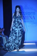 Model walk the ramp for Staya Paul fashion show in Mumbai on 23rd March 2012 (2).JPG