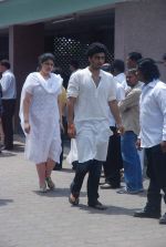 at Mona Kapoor funeral in Mumbai on 26th March 2012 (229).JPG