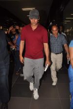 Akshay Kumar with Housefull 2 Stars snapped at Airport in Mumbai on 4th April 2012 (44).JPG