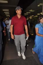 Akshay Kumar with Housefull 2 Stars snapped at Airport in Mumbai on 4th April 2012 (53).JPG