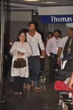 John Abraham with Housefull 2 Stars snapped at Airport in Mumbai on 4th April 2012 (71).JPG