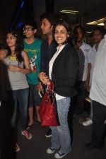 Ritesh Deshmukh, Genelia D Souza with Housefull 2 Stars snapped at Airport in Mumbai on 4th April 2012 (69).JPG
