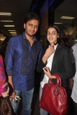 Ritesh Deshmukh, Genelia D Souza with Housefull 2 Stars snapped at Airport in Mumbai on 4th April 2012 (75).JPG