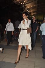 Sonam Kapoor snapped at the Airport in Mumbai on 4th April 2012 (3).JPG