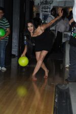 Shweta Tiwari Bowling at the Celebration of the Completion Party of 100 Episodes of PARVARISH kuch khatti kuch meethi in bowling alley on 7th April 2012.JPG